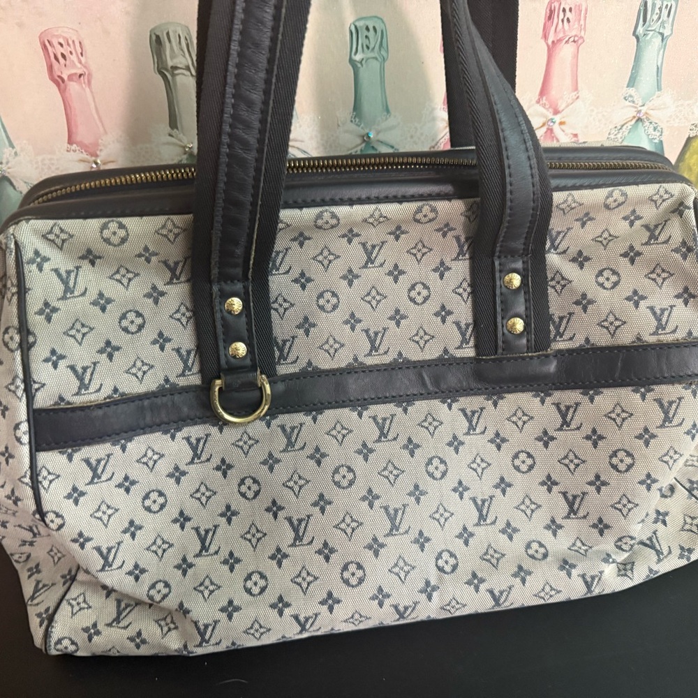 Louis Vuitton Beige Monogram Canvas Shoulder Bag with Black Trim - Picture 3 of 14